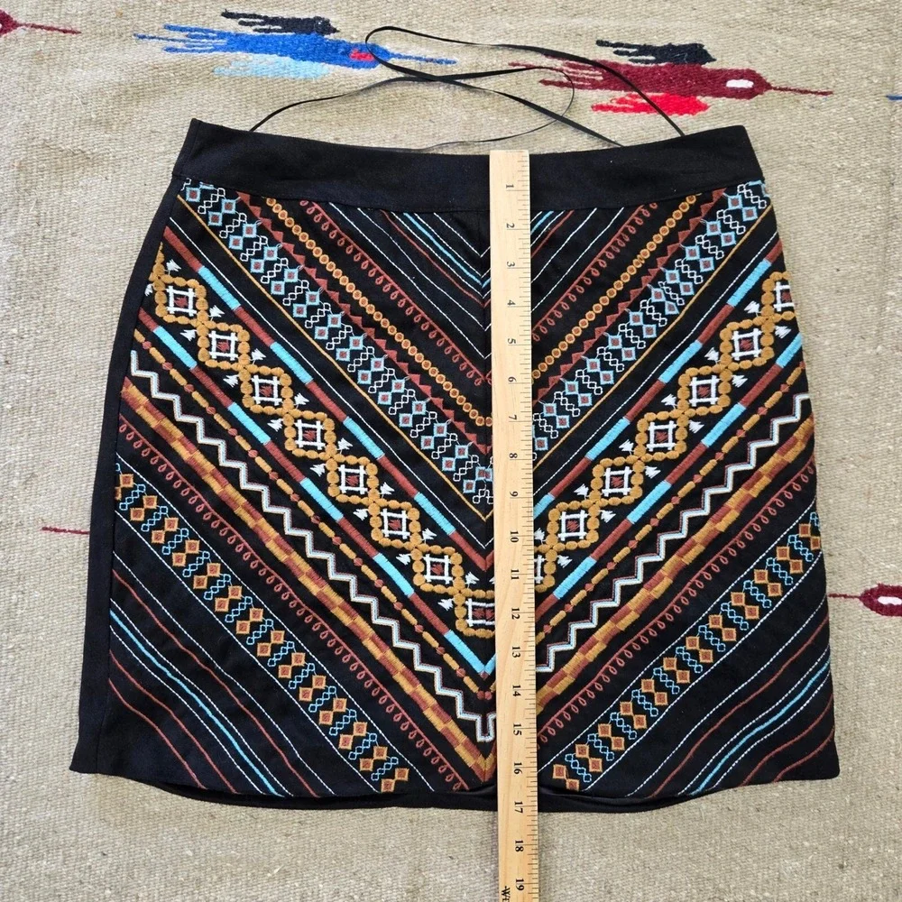 Rockin C Black‎ Tribal Mini Skirt Embroidered 2010s M 15x17 Trendy Aesthetic